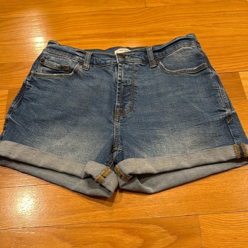 Kensie jeans women’s cuffed jeans shorts size 4/27 .